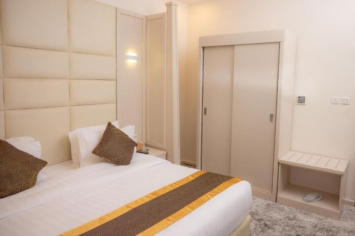 Room 6 of 24