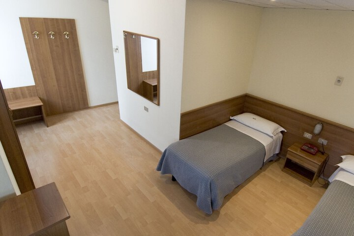 Room 12 of 18