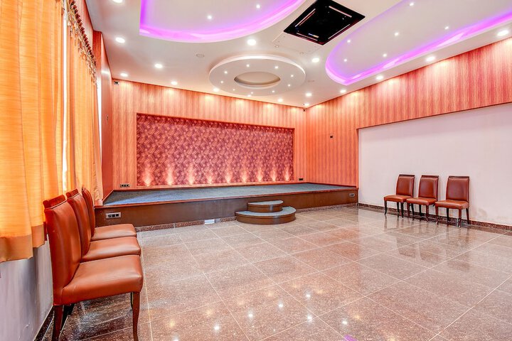 Ballroom/Hall 28 of 33