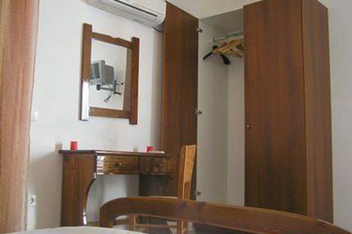 Room 4 of 8