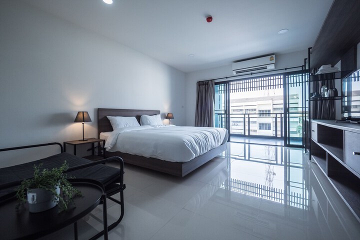 Room 5 of 32