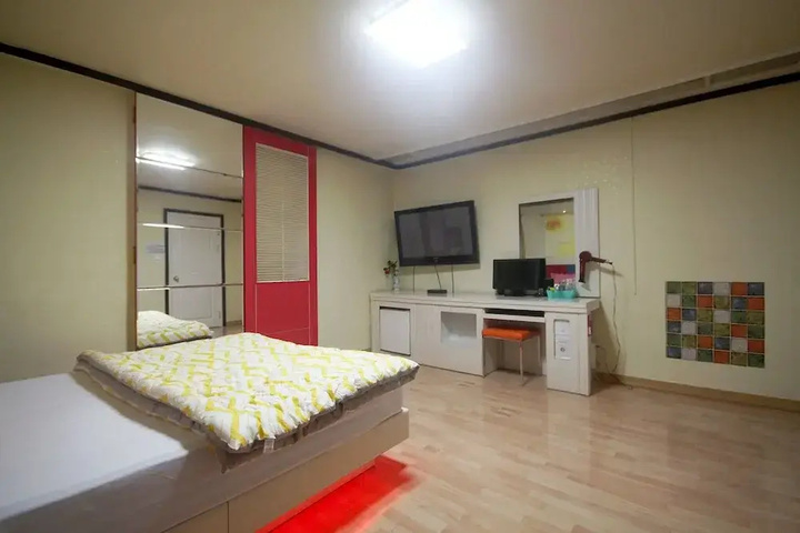 Room 2 of 2