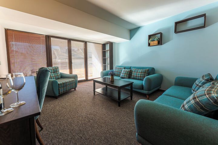 Lounge 48 of 67