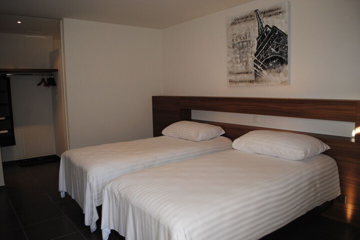 Room 28 of 77