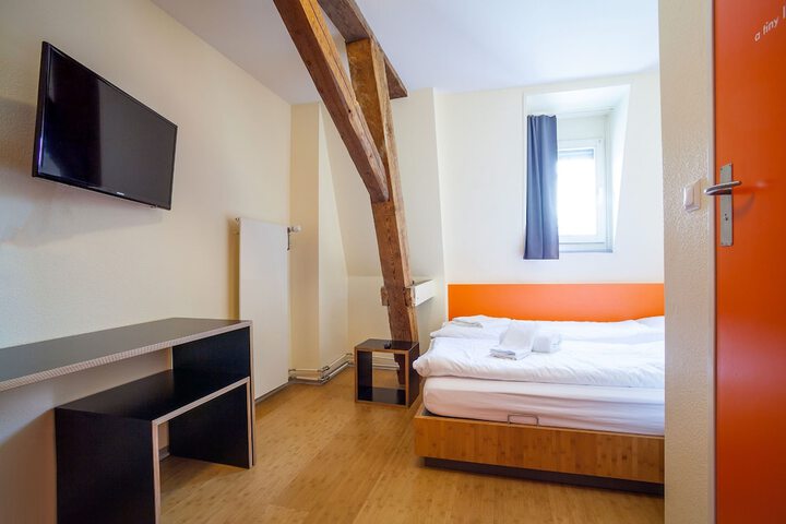 Room 6 of 28