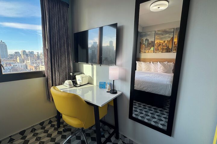 1 Queen Bed Deluxe Room (6 of 7)
