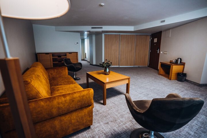 Room 62 of 176