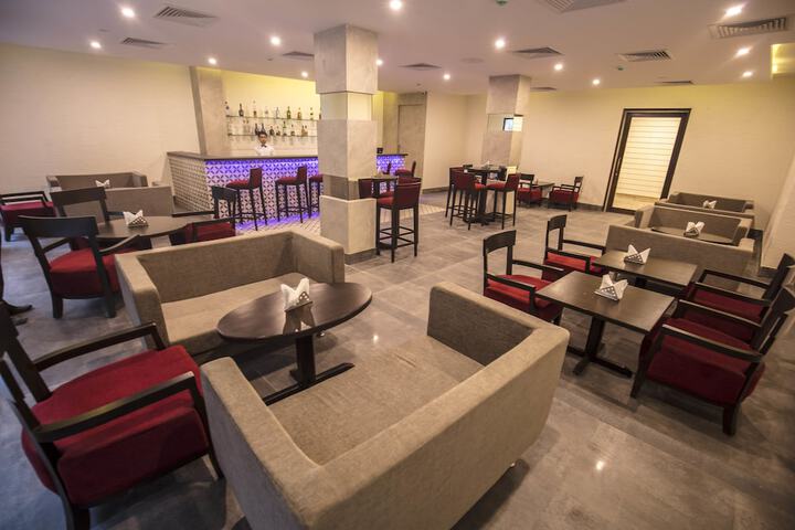 Lounge 21 of 32