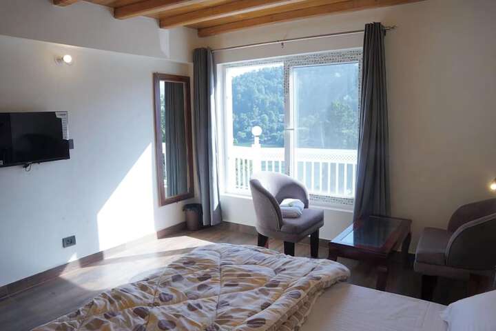Room 5 of 10