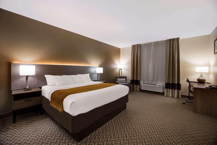 1 King Bed (5 of 24)