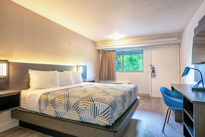 1 King Bed (8 of 8)