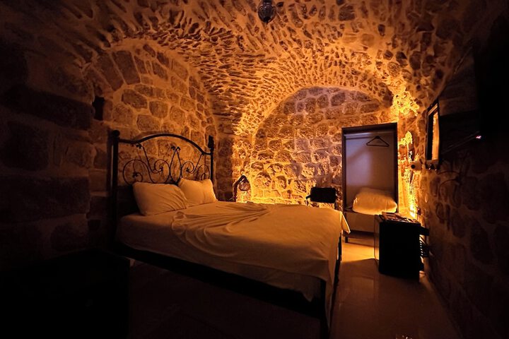 Room 17 of 28