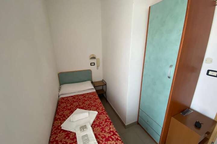 Room 27 of 108