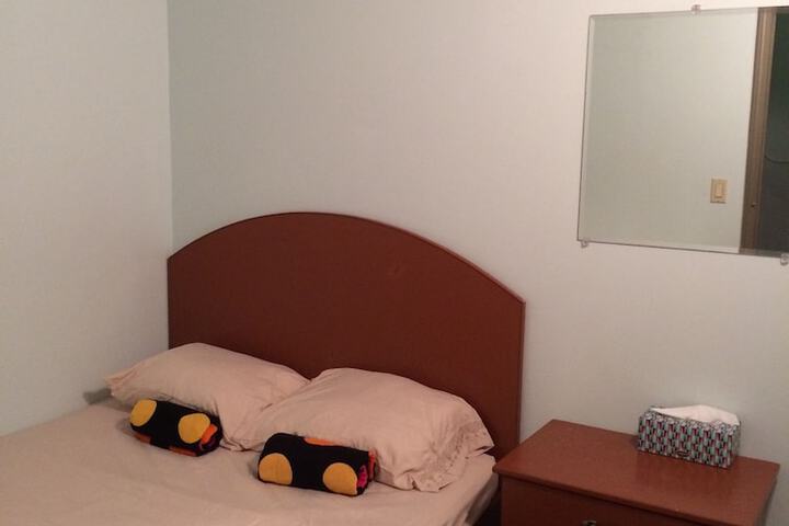 Room 4 of 9