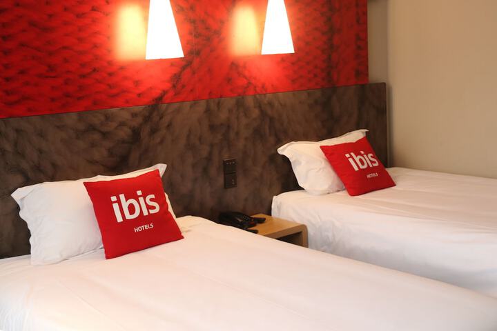 Room 13 of 37
