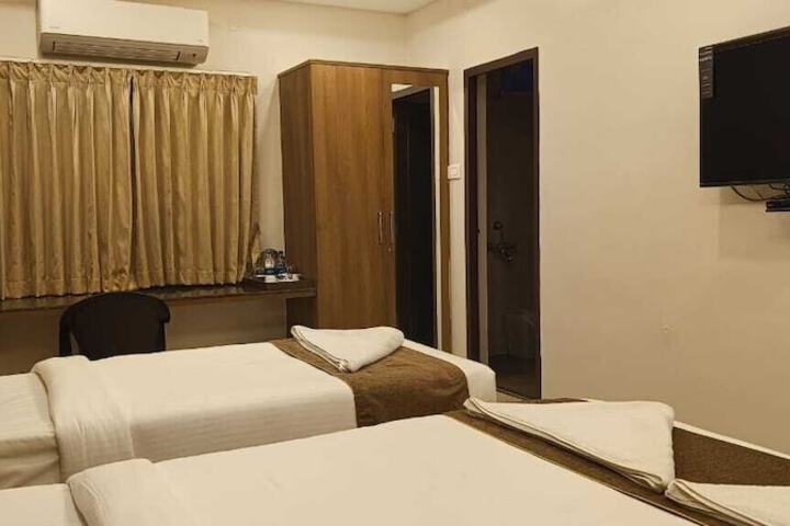 Room 7 of 12
