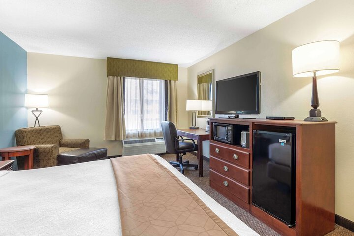 1 King Bed Microwave and Refrigerator Work Desk WiFi Full Breakfast (7 of 16)
