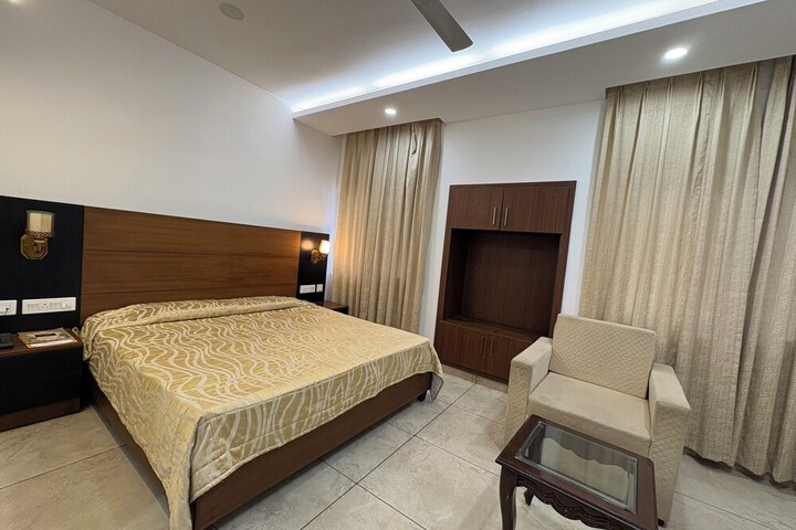 Room 10 of 11