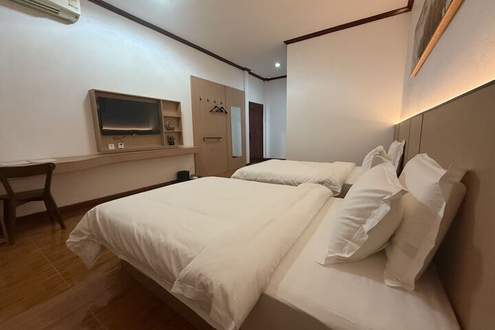 Room 5 of 9