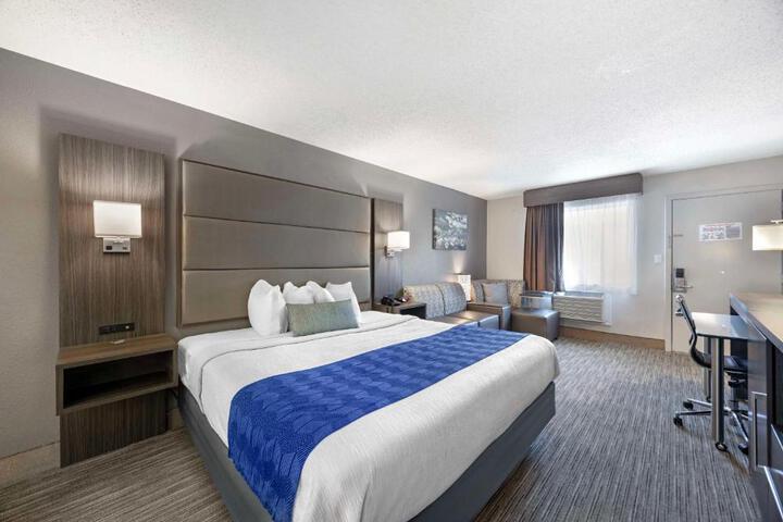 1 King Bed Microwave and Refrigerator WiFi Full Breakfast (8 of 14)