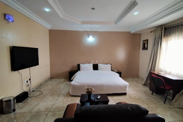 Room 9 of 38