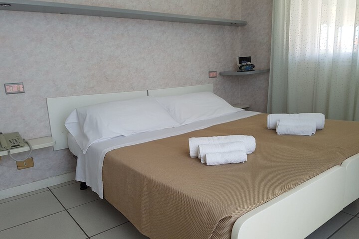 Room 8 of 34