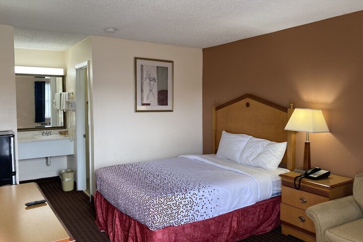 1 Queen Bed (16 of 20)
