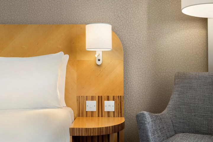 Room 10 of 32