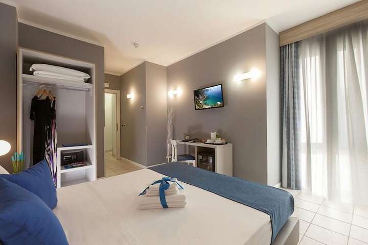 Room 12 of 68