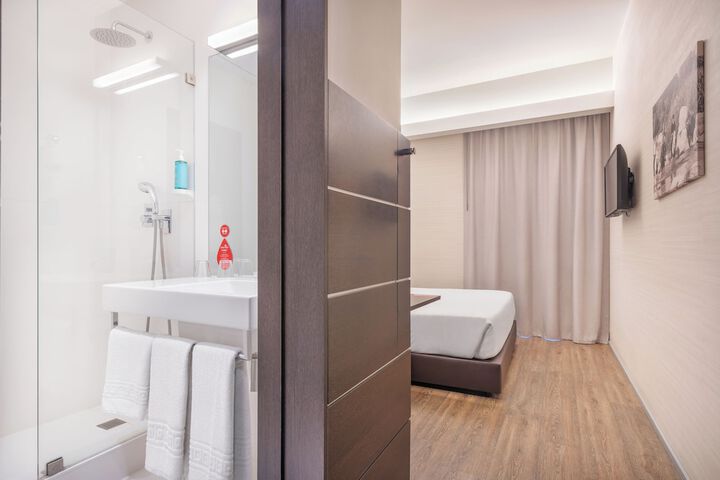 Room 10 of 37
