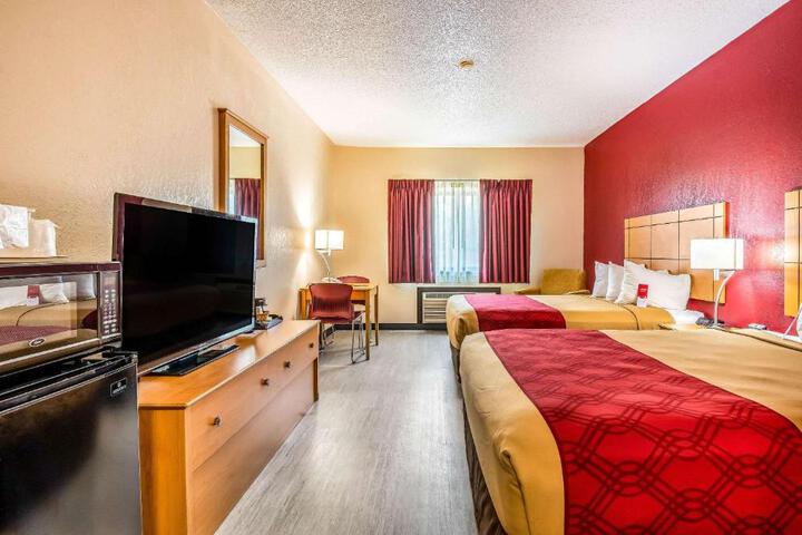 1 Queen Bed (7 of 9)