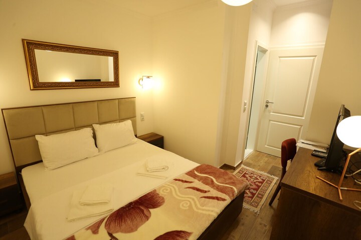 Room 6 of 24