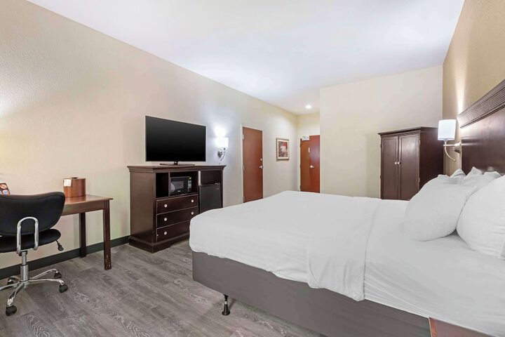 1 King Bed High Speed Internet Accessible Microwave and Refrigerator Flat Screen Television Desk Full Breakfast (2 of 14)