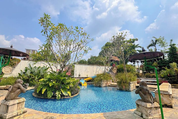Hotel with Pool