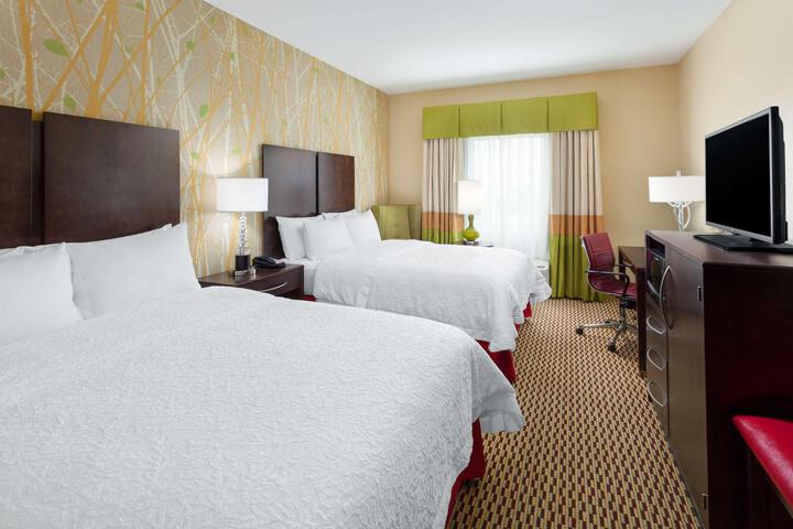 2 Queen Beds Mobility Hearing Accessible Tub (3 of 5)
