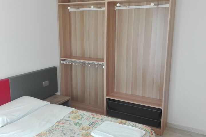 Room 6 of 45