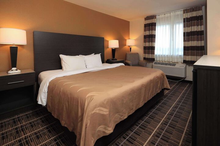 1 King Bed (5 of 10)