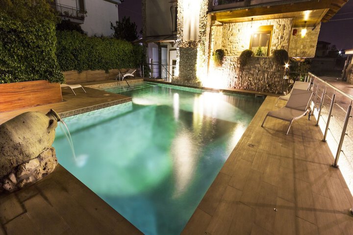 Hotel with Pool