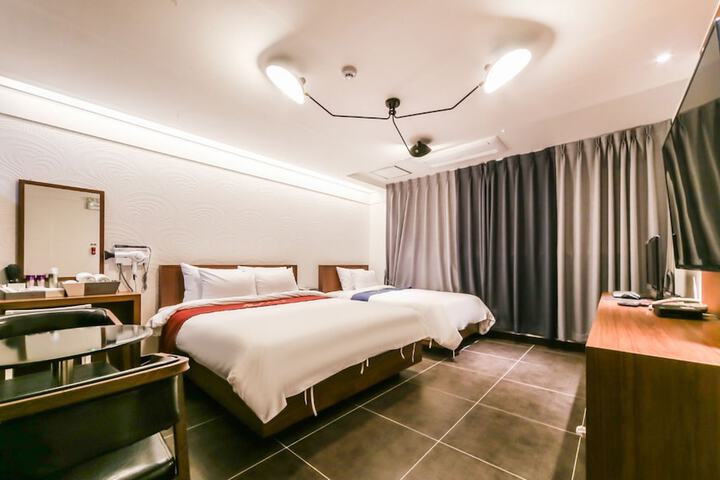 Room 32 of 60