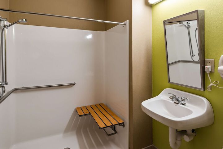 1 Queen Bed Flat Screen Television Microwave and Refrigerator High Speed Internet Accessible Full Breakfast (17 of 17)