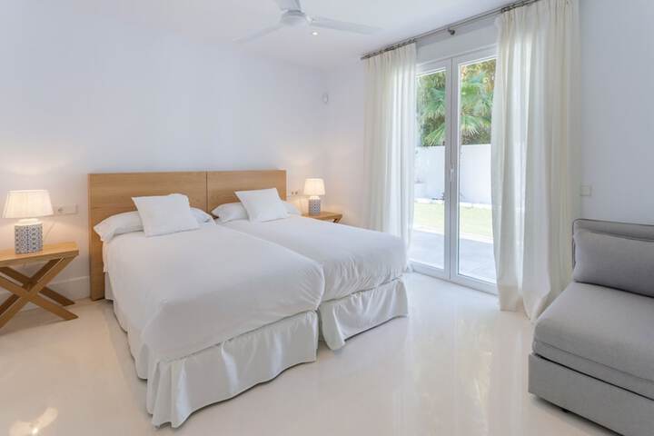 Room 4 of 32