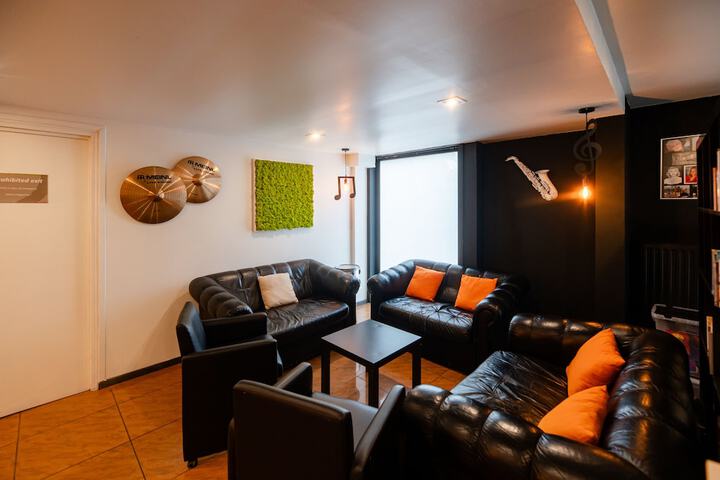 Lounge 57 of 77