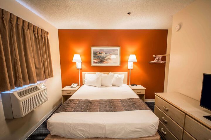 1 Queen Bed Efficiency (12 of 17)