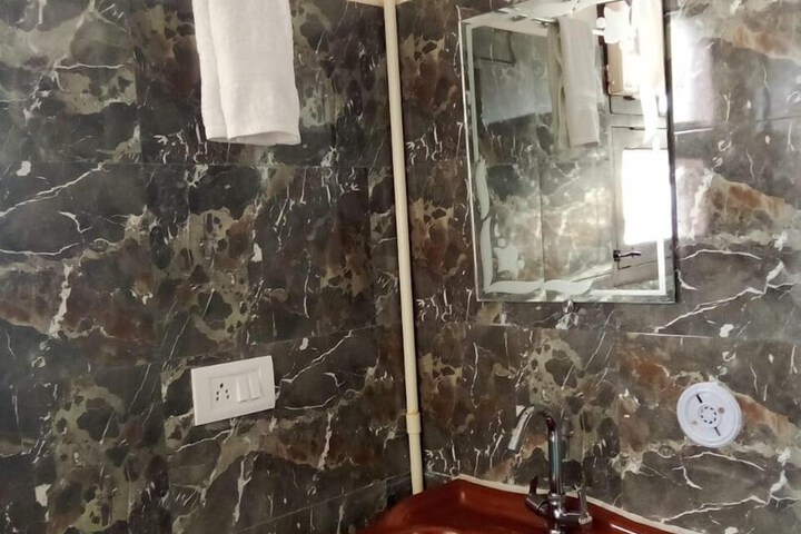 Room 6 of 8
