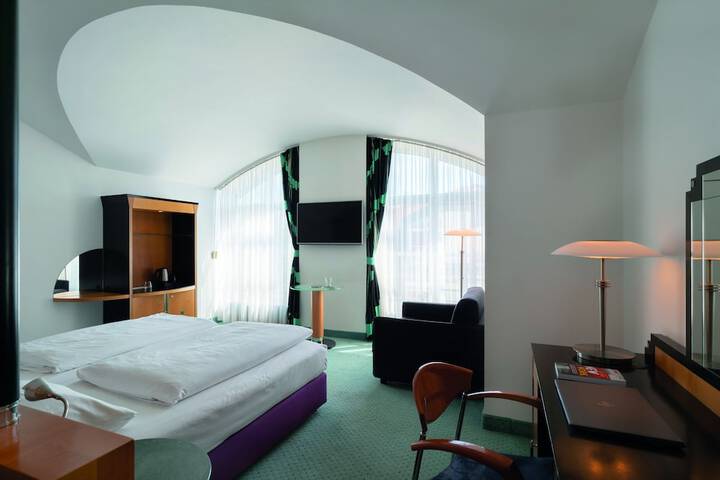 Room 14 of 102