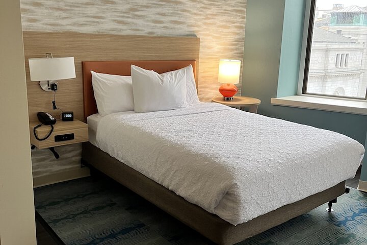 Studio Suite Queen Bed (3 of 4)