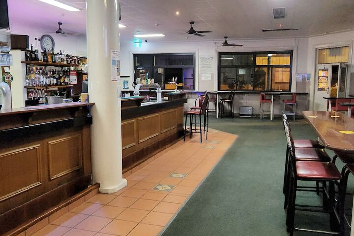 Lounge 9 of 16