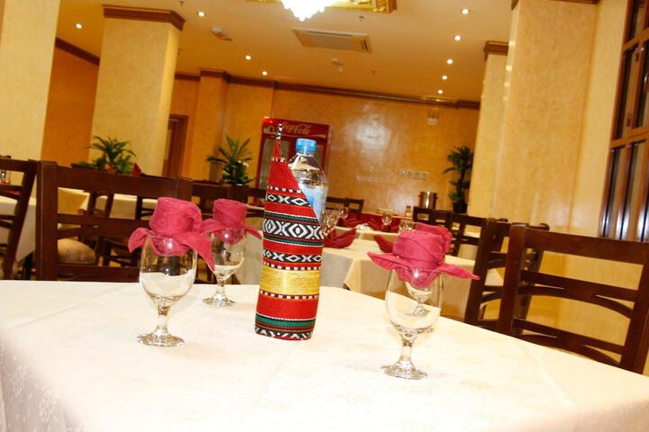 Dining 40 of 51