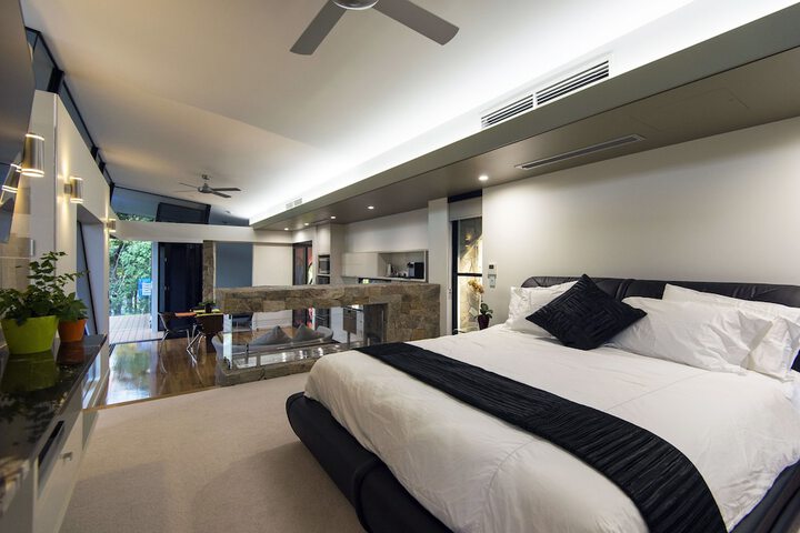 Room 4 of 10