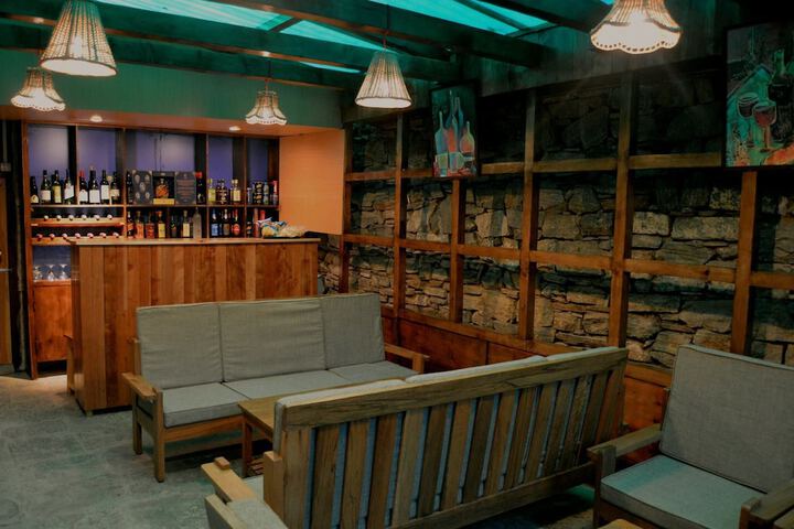 Lounge 17 of 33